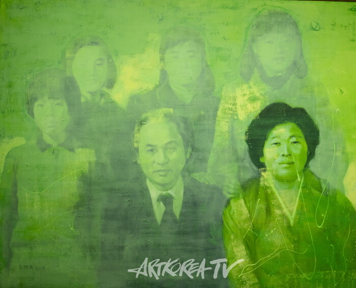 손미량-1980년 가족사진속 엄마 162.2×130.3cm oil on canvas 2019-사진 김한정 기자