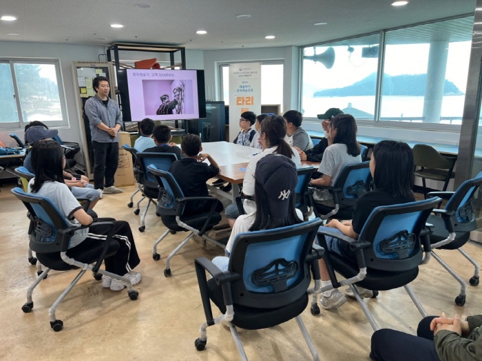 신안군 임자남초, 전위예술가 ‘성백’과의 특별한 퍼포먼스 체험