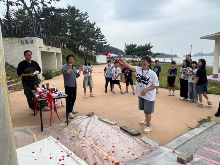 신안군 임자남초, 전위예술가 ‘성백’과의 특별한 퍼포먼스 체험