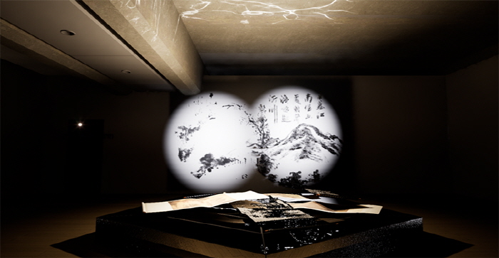 2025, 3채널 비디오, 컬러, 스테레오 사운드, 비단배접 장지와 미러 시트에 디지털 프린트, 모터 5분, 가변설치, 국립아시아문화전당 제작지원-사진 국립아시아문화전당 제공