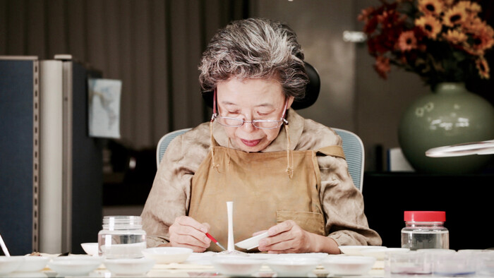 칠보 작업 중인 이수경 작가. 제공 서진