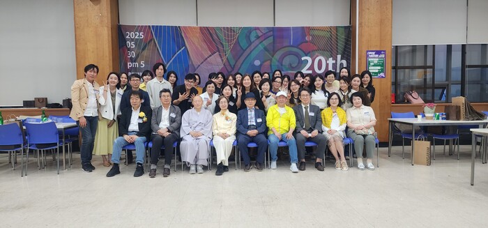 왼쪽부터 색채전공 장용선 동문회장. 사진/전설박사제공