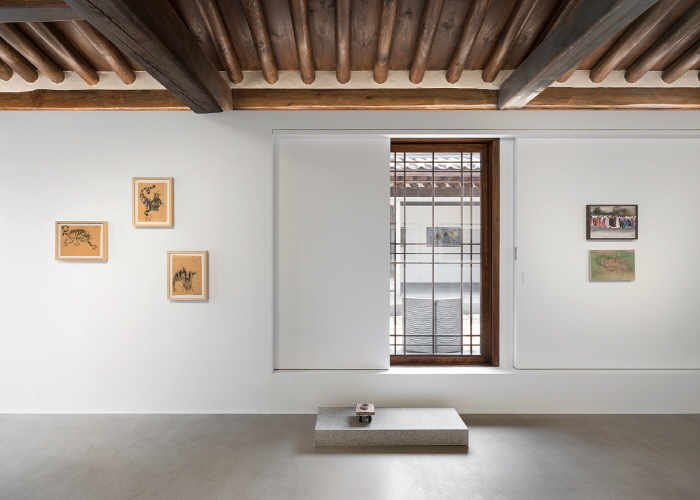 국제갤러리 한옥 기획전 '아득한 오늘' 설치전경-이미지 제공 국제갤러리