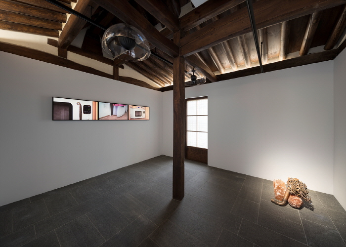 국제갤러리 한옥 기획전 '아득한 오늘' 설치전경-이미지 제공 국제갤러리