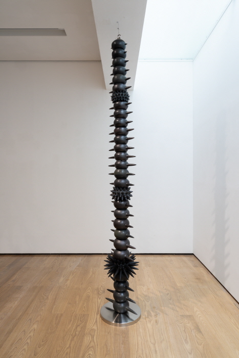 김미현_Black spine, ceramics, steel, 260x48x40cm, 2023-사진제공 김종영미술관