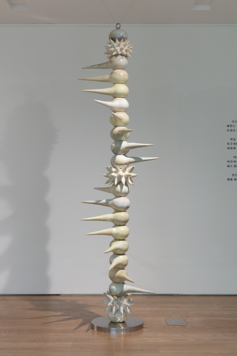 김미현_Helix DNA, ceramics,steel, 260×55×55cm, 2025-사진제공 김종영미술관