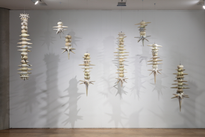 김미현_Vine Series, ceramics, steel, installation, 2025-사진제공 김종영미술관