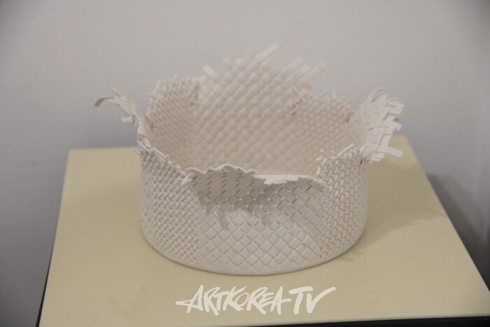 흙으로 엮은 기억의 파편, 그리고 자유, 황아람 특별초대전 ‘유연한 조각들의 합’-사진 김한정 기자