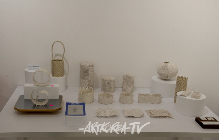 흙으로 엮은 기억의 파편, 그리고 자유, 황아람 특별초대전 ‘유연한 조각들의 합’-사진 김한정 기자