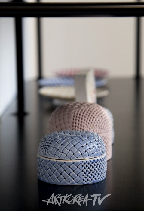 흙으로 엮은 기억의 파편, 그리고 자유, 황아람 특별초대전 ‘유연한 조각들의 합’-사진 김한정 기자