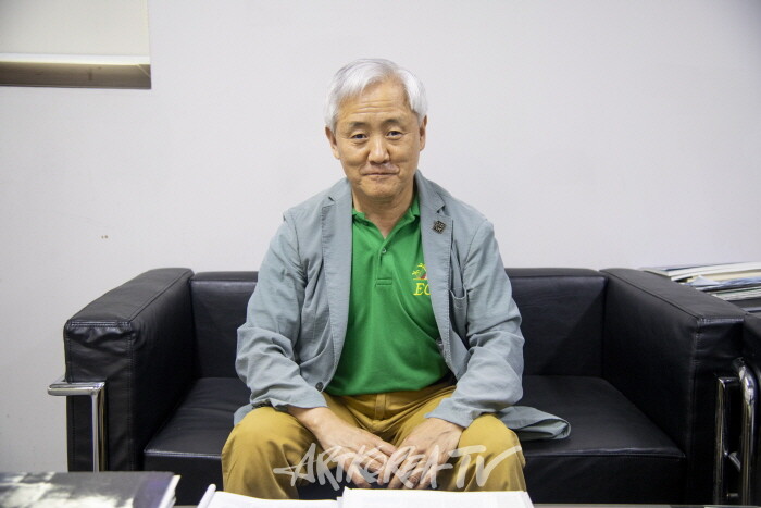 제65회 With Artists를 진행하고 있는 김달진 관장 -사진 김한정 기자