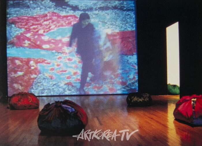 Sewing into Walking, Video Performance & Bottaris, Queen's Museum of Art, New York, 1996-사진 김한정 기자