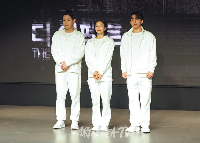 연극 '디 이펙트' 프레스콜(왼쪽부터 류경수-이설-오승훈). 2025.06.19 사진 ⓒ아트코리아방송 이용선 기자​