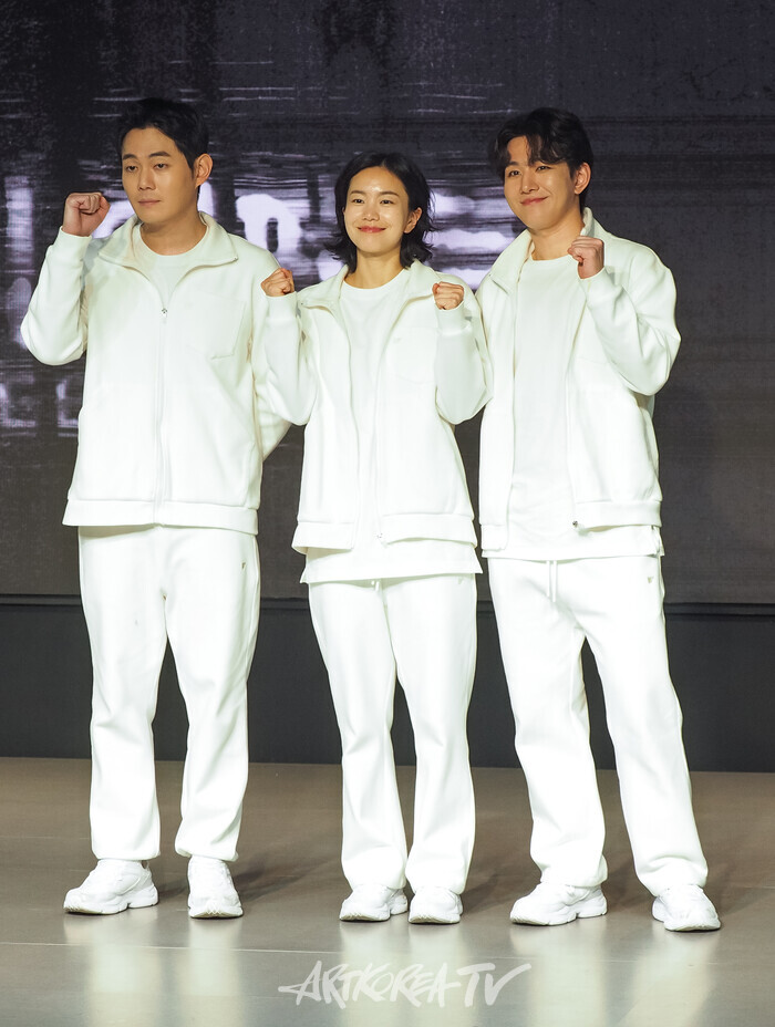 연극 '디 이펙트' 프레스콜(왼쪽부터 류경수-이설-오승훈). 2025.06.19 사진 ⓒ아트코리아방송 이용선 기자​