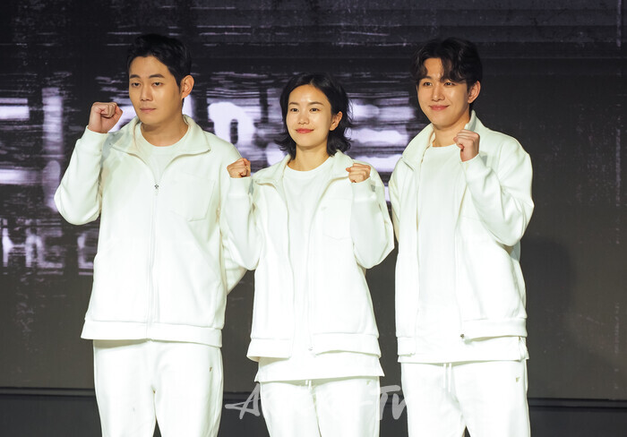 연극 '디 이펙트' 프레스콜(왼쪽부터 류경수-이설-오승훈). 2025.06.19 사진 ⓒ아트코리아방송 이용선 기자​