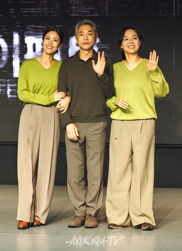 연극 '디 이펙트' 프레스콜(왼쪽부터 이윤지-김영민-이상희). 2025.06.19 사진 ⓒ아트코리아방송 이용선 기자​