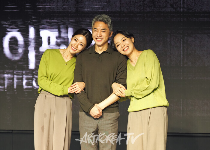 연극 '디 이펙트' 프레스콜(왼쪽부터 이윤지-김영민-이상희). 2025.06.19 사진 ⓒ아트코리아방송 이용선 기자​