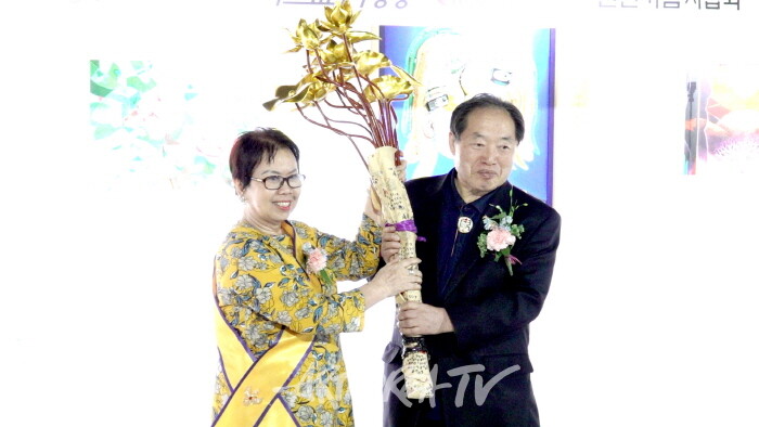 베트남 대표 마이 축사 및 선물증정-사진 김한정 기자