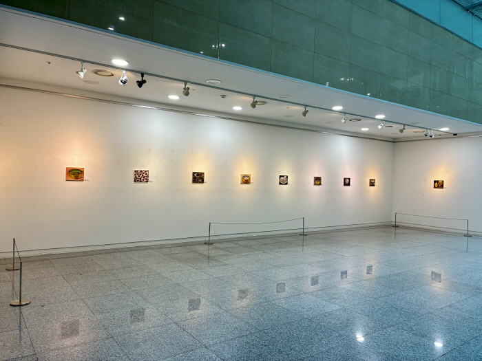 김소진 개인전 '아주 특별한 평범한 날'-국회의사당 속에 스며든 감각의 회화-사진제공 김소진 작가