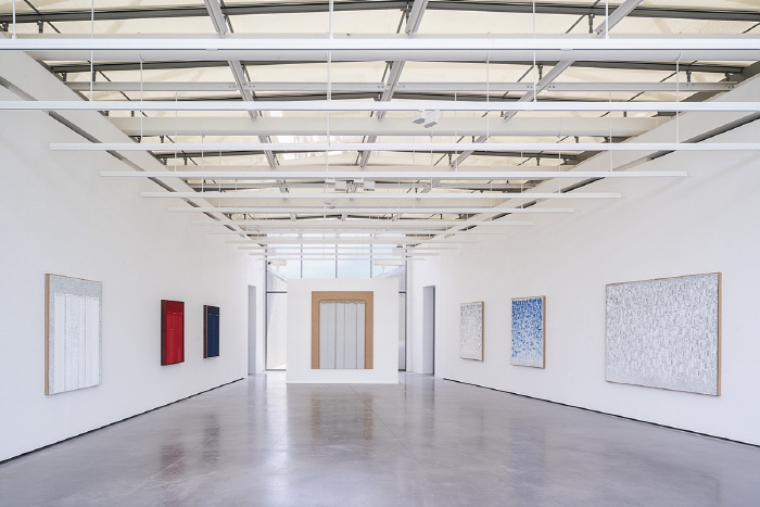 하종현 개인전 《Light Into Color》 전시전경프랑스 엑상 프로방스 샤토 라 코스트, 2025사진: Stéphane Aboudaram이미지 제공: 국제갤러리