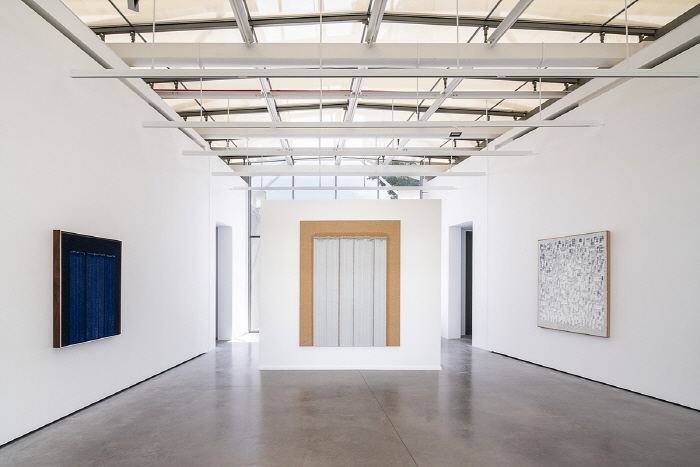 하종현 개인전 《Light Into Color》 전시전경프랑스 엑상 프로방스 샤토 라 코스트, 2025사진: Stéphane Aboudaram이미지 제공: 국제갤러리