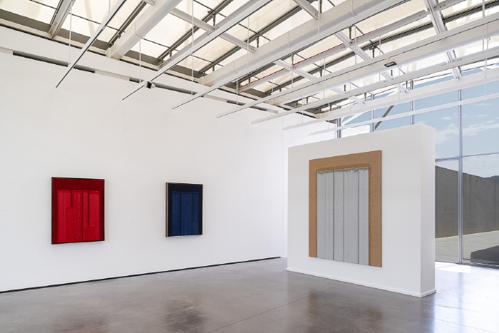 하종현 개인전 《Light Into Color》 전시전경프랑스 엑상 프로방스 샤토 라 코스트, 2025사진: Stéphane Aboudaram이미지 제공: 국제갤러리