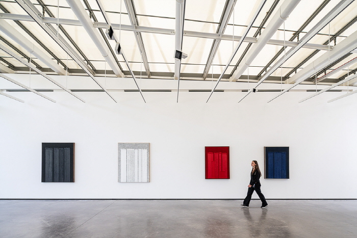 하종현 개인전 《Light Into Color》 전시전경프랑스 엑상 프로방스 샤토 라 코스트, 2025사진: Stéphane Aboudaram이미지 제공: 국제갤러리