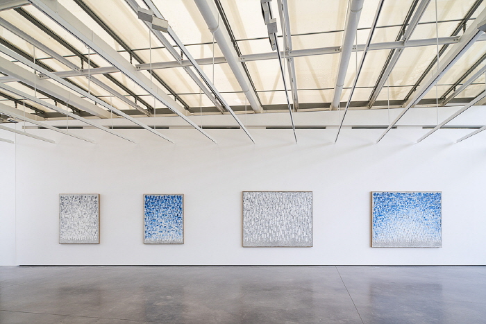 하종현 개인전 《Light Into Color》 전시전경프랑스 엑상 프로방스 샤토 라 코스트, 2025사진: Stéphane Aboudaram이미지 제공: 국제갤러리