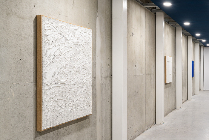 하종현 개인전 《Light Into Color》 전시전경프랑스 엑상 프로방스 샤토 라 코스트, 2025사진: Stéphane Aboudaram이미지 제공: 국제갤러리