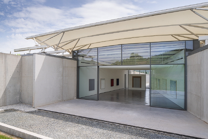 하종현 개인전 《Light Into Color》 전시전경프랑스 엑상 프로방스 샤토 라 코스트, 2025사진: Stéphane Aboudaram이미지 제공: 국제갤러리