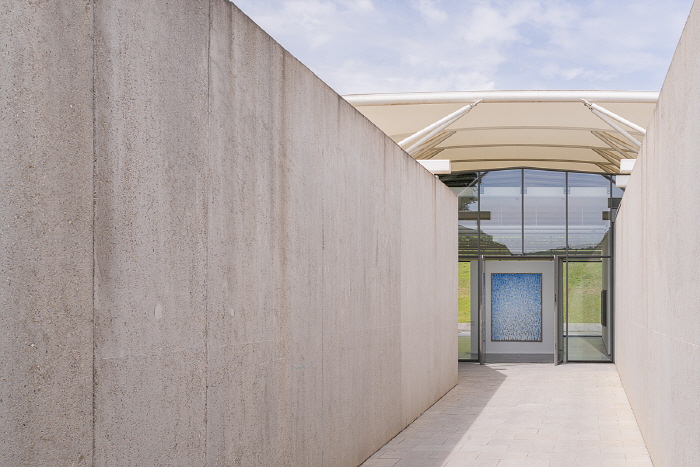 하종현 개인전 《Light Into Color》 전시전경프랑스 엑상 프로방스 샤토 라 코스트, 2025사진: Stéphane Aboudaram이미지 제공: 국제갤러리