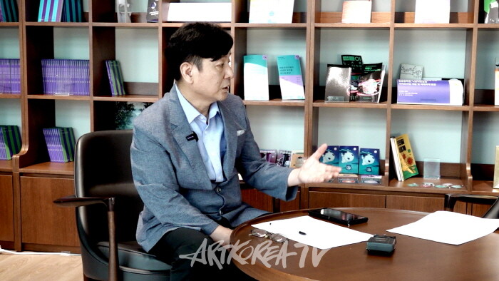 아트코리아방송 이승근 미술관장-사진 김한정 기자