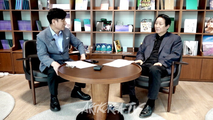 이승근 아트코리아방송 미술관장과 김종근 미술평론가-사진 김한정 기자