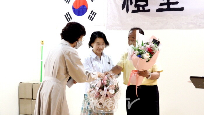 꽃다발 증정식-사진 김한정 기자
