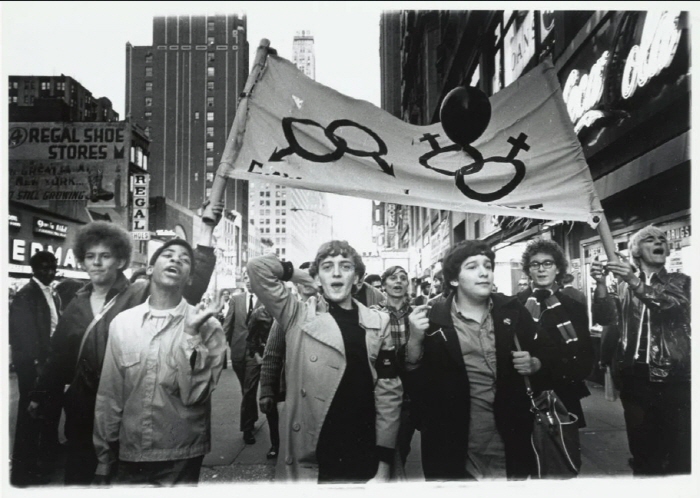 1969년 타임스퀘어에서 열린 게이 해방 행진 . 다이애나 데이비스. 뉴욕 공립도서관 필사본 및 기록보관소, 애스터, 레녹스, 틸든 재단 © NYPL. 이미지 제공: 게티 센터/발레리 테이트