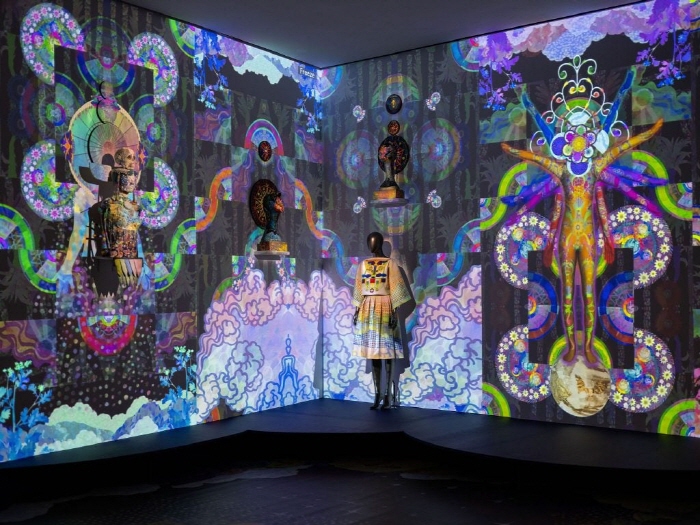 "사야 울팔크: 공감의 우주"(2025) 전시 전경. 사진: 제나 배스컴, 뉴욕 예술 디자인 박물관 제공.