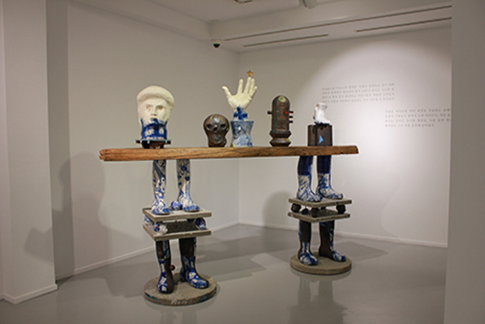 메두사의 뗏목, 245x180x65, ceramic, wood, ciment, 2024-사진제공 장은선갤러리