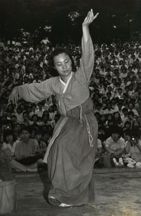 '바람맞이' 공연 중인 이애주 명무(1987년)_이애주문화재단 제공-사진제공 이애주문화재단