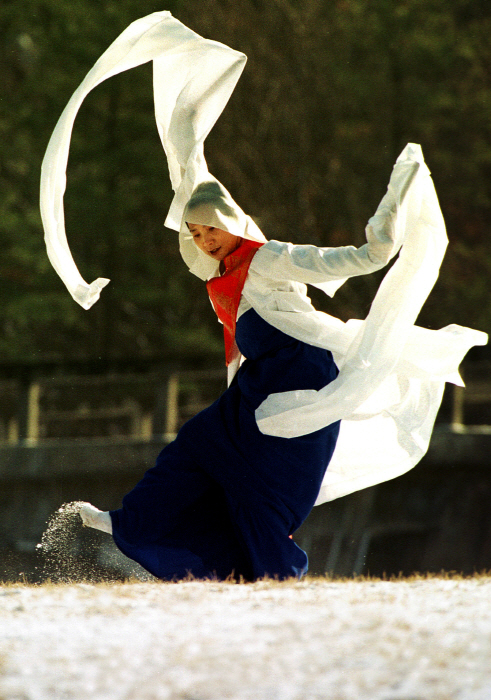 승무를 추고 있는 이애주 명무_이애주문화재단 제공-사진제공 이애주문화재단
