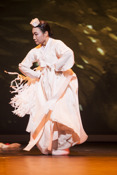 태평춤을 추고 있는 이애주 명무_이애주문화재단 제공-사진제공 이애주문화재단