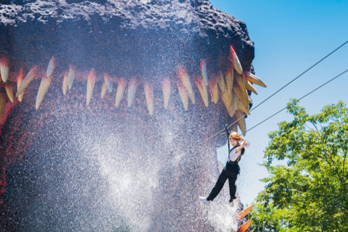 이벤트 기간중 여름 한정 스페셜 체험으로 매년 큰 인기를 끌고 있는 ‘고질라 쿨다운(GODZILLA COOLDOWN)’ 이벤트를 개최한다. 고온으로 인해 활동이 멈춘 고질라를 냉각시키기 위해 대량의 물을 분사하는 연출형 체험이다