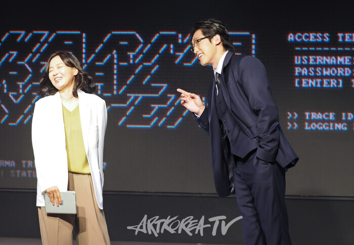 연극 '디 이펙트' 프레스콜(이상희, 민진웅) 2025.06.19 사진 ⓒ아트코리아방송 이용선 기자​