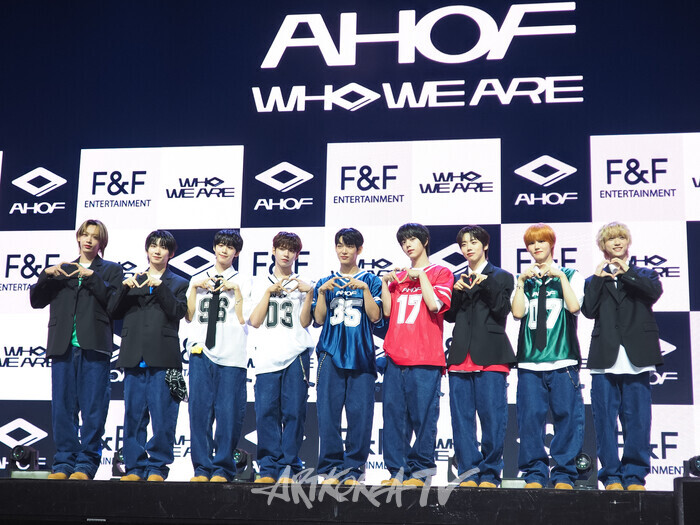 그룹 아홉의 첫 번째 미니앨범 '후 위 아'(WHO WE ARE) 발매기념 쇼케이스(사진 왼쪽부터 장슈아이보-박한-서정우-제이엘-스티븐-즈언-차웅기-박주원-다이스케) 2025.07.01 사진 ⓒ아트코리아방송 이용선 기자​