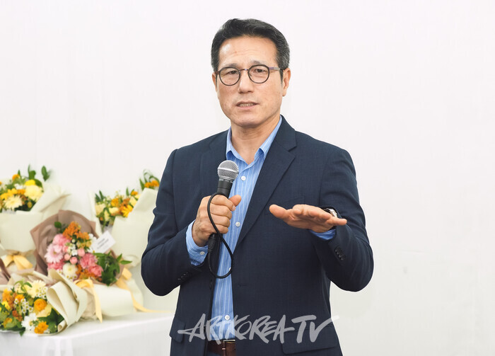 4일 오전 서울 종로구 대학로 아르코꿈밭극장에서 진행된 꿈밭극장 재개관 행사 후원 증서 증정식(한국문화예술위원회 정병국 위원장) 2025.07.04 사진 ⓒ아트코리아방송 이용선 기자​