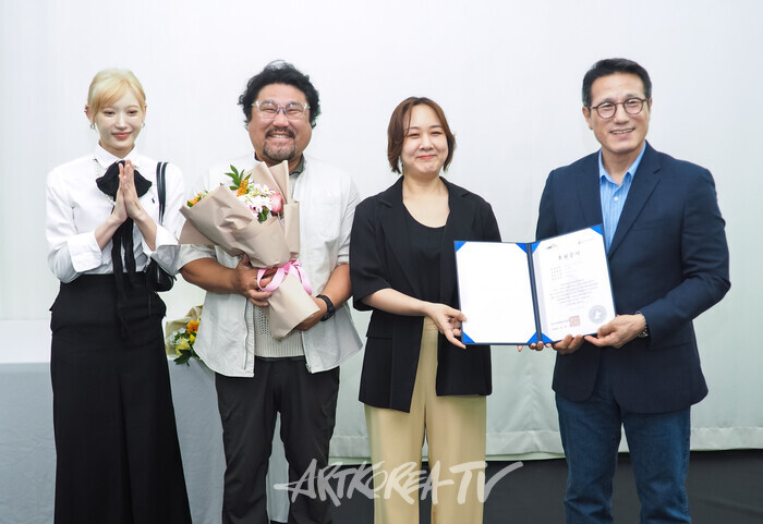 4일 오전 서울 종로구 대학로 아르코꿈밭극장에서 진행된 꿈밭극장 재개관 행사 후원 증서 증정식(한국문화예술위원회 정병국 위원장,  쇼노트 최자연 제작 감독, 배우 고창석) 2025.07.04 사진 ⓒ아트코리아방송 이용선 기자​