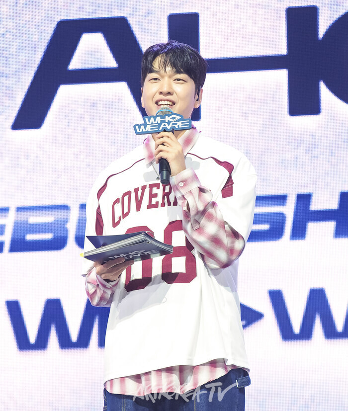 그룹 아홉의 첫 번째 미니앨범 '후 위 아'(WHO WE ARE) 발매기념 쇼케이스(방송인 유재필) 2025.07.01 사진 ⓒ아트코리아방송 이용선 기자​