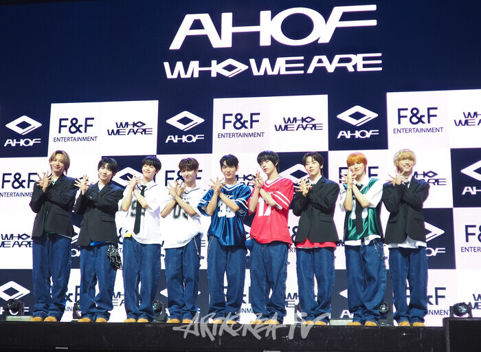 그룹 아홉의 첫 번째 미니앨범 '후 위 아'(WHO WE ARE) 발매기념 쇼케이스(사진 왼쪽부터 장슈아이보-박한-서정우-제이엘-스티븐-즈언-차웅기-박주원-다이스케) 2025.07.01 사진 ⓒ아트코리아방송 이용선 기자​