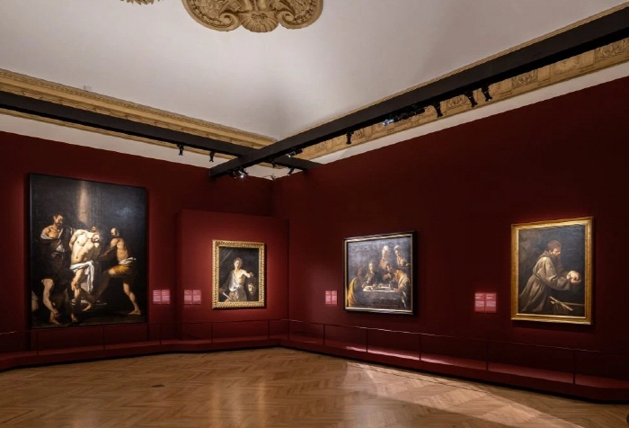 로마 팔라초 바르베리니(Palazzo Barberini)의 “Caravaggio 2025” 설치 전경. 사진-Alberto Novelli 및 Alessio Panunzi.