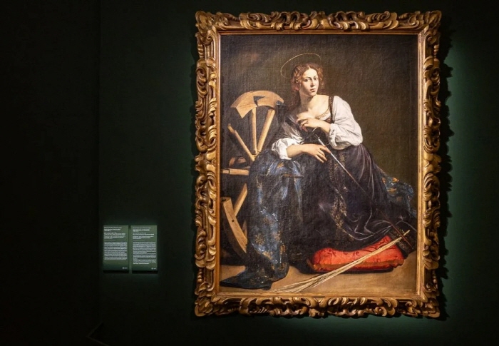 로마 팔라초 바르베리니(Palazzo Barberini)의 “Caravaggio 2025” 설치 전경. 사진-Alberto Novelli 및 Alessio Panunzi.