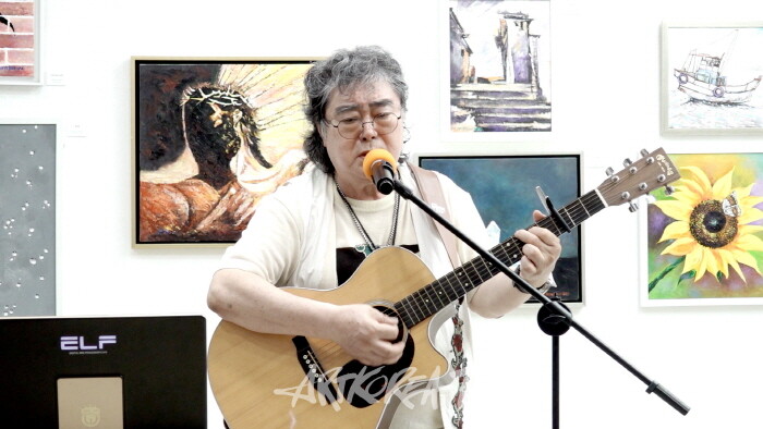 통키타 듀오 둘 다섯 멤버 이철식 작곡가-사진 김한정 기자